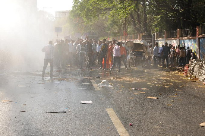 Police fire tear gas at students protesting against JPSC in Ranchi