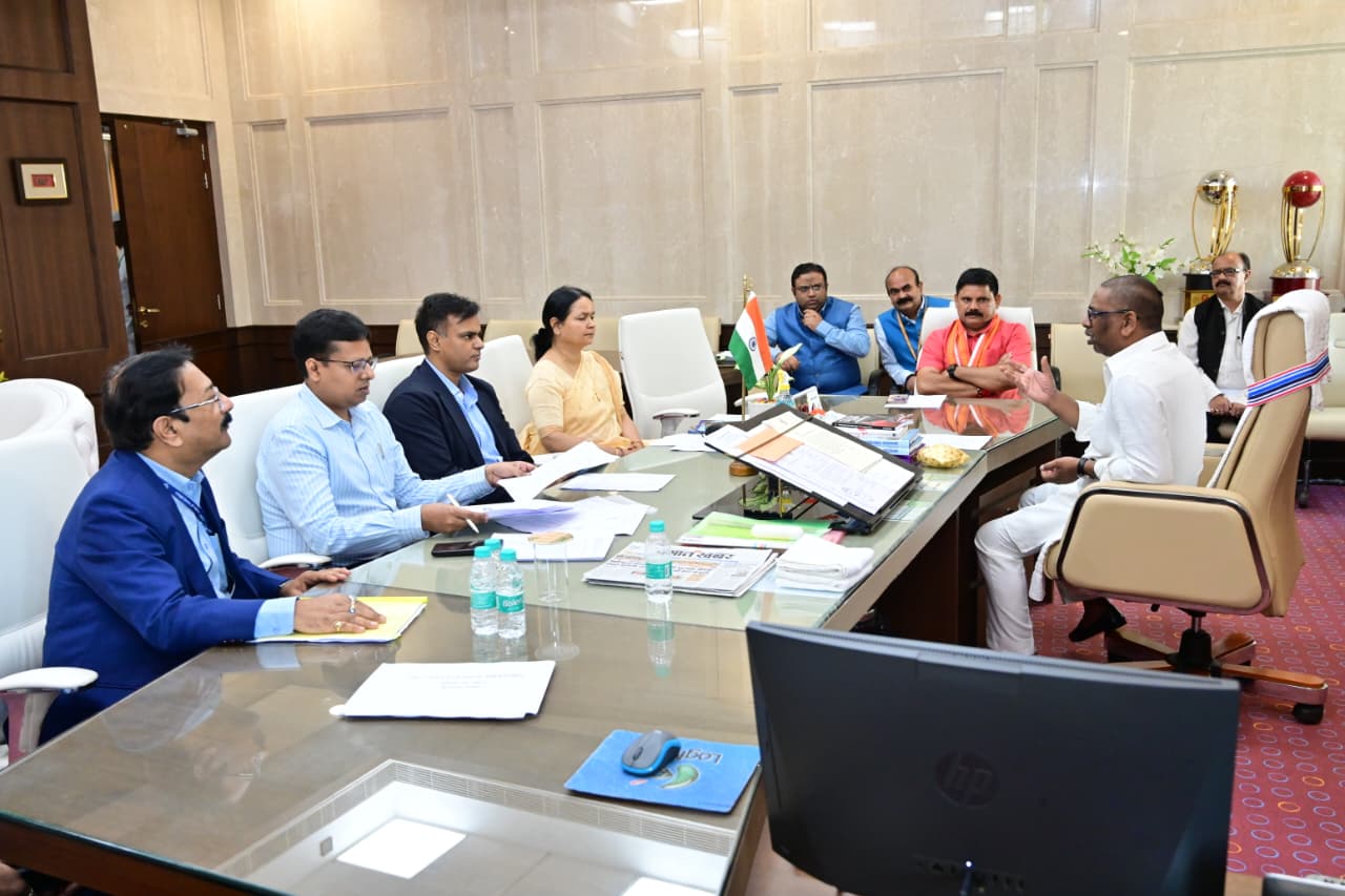 Chief-Minister-Hemant-Soren-held-a-high-level-meeting-with-Union-Minister-of-State-for-Coal-Satish-Chandra-Dubey