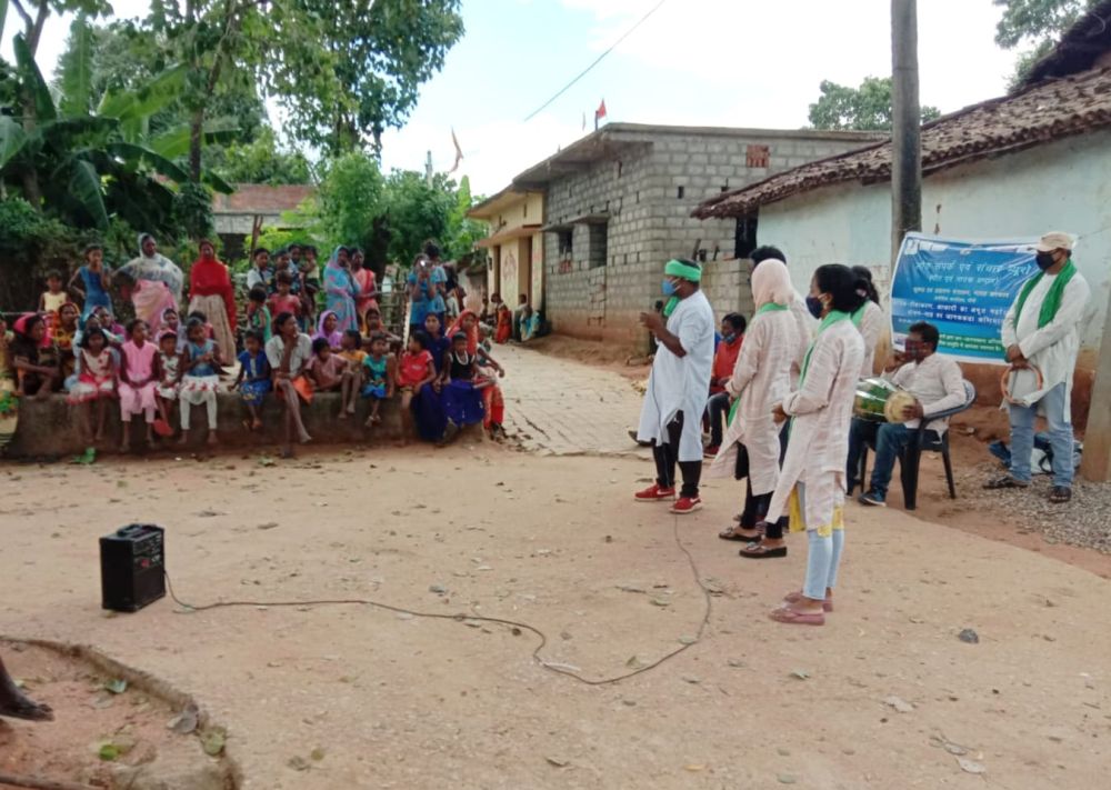 पोषण, कोविड-19 टीकाकरण पर गुमला में स्थानीय भाषा में हुए सांस्कृतिक कार्यक्रम