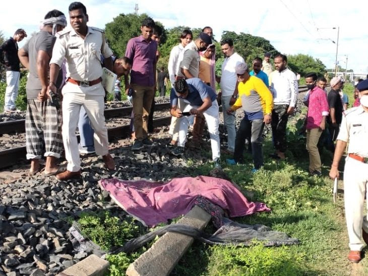 झारखंड के चक्रधरपुर में दुरंतो एक्सप्रेस की चपेट में आने से चार लोगों की कट कर  मौत