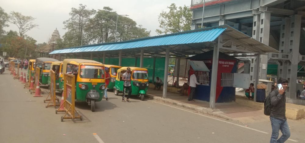 Rail-passengers-get-new-facility-Sun-rain-problem-ends-due-to-construction-of-shed-at-pre-paid-auto-booth-at-Ranchi-station