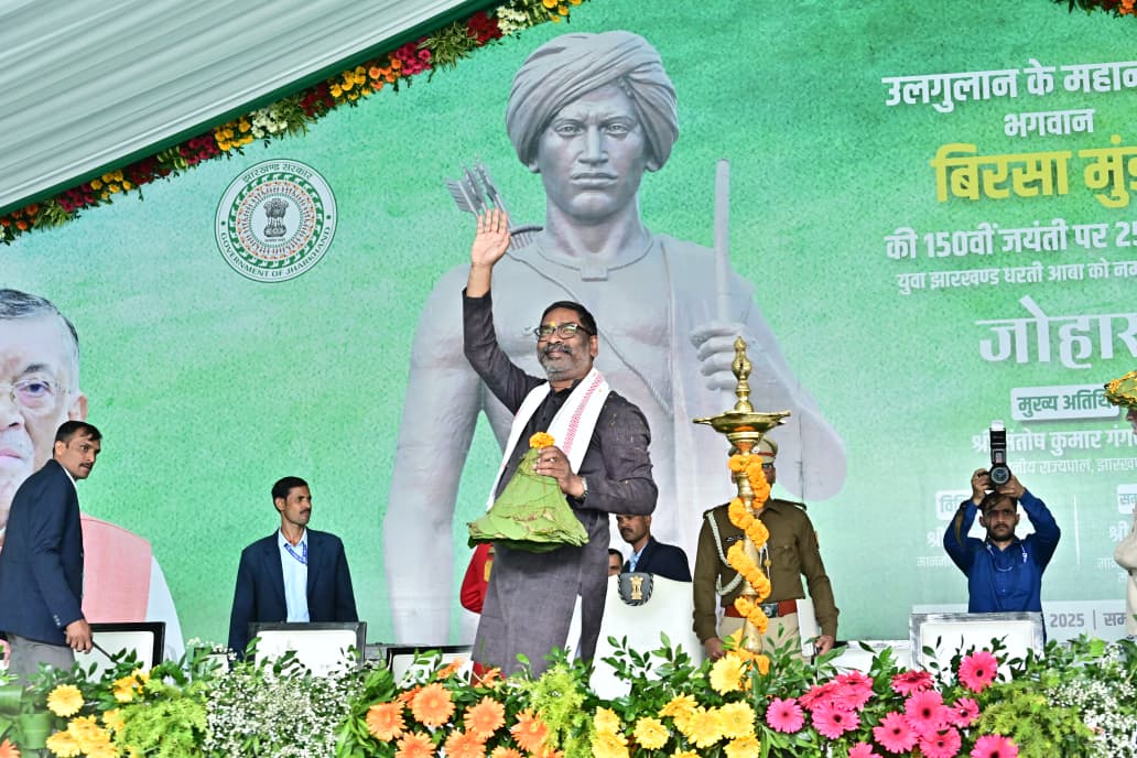 Governor-and-Chief-Minister-participated-in-the-programme-organised-on-the-occasion-of-150th-birth-anniversary-and-State-Foundation-Day-at-Ulihatu-Khunti