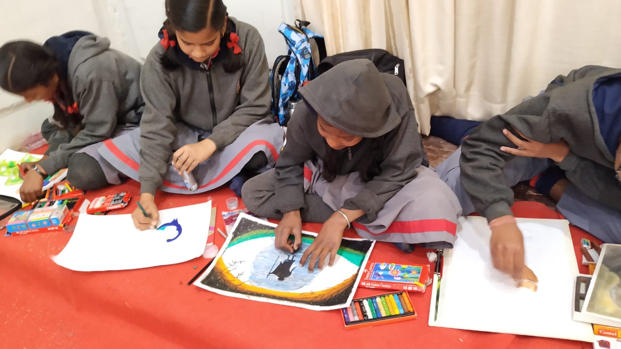 बच्चों ने कैनवास पर बापू और उनके जीवन दर्शन को रंगों में उकेर दिखाई बहुमुखी प्रतिभा