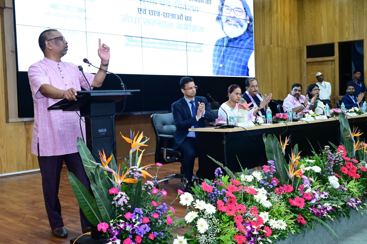 मुख्यमंत्री हेमन्त सोरेन ने 975 नवनियुक्त स्नातकोत्तर प्रशिक्षित शिक्षकों, सहायक आचार्यों और प्रयोगशाला सहायकों को सौंपा नियुक्ति पत्र 