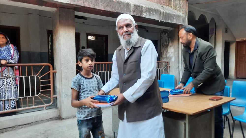 Marhum-Mohammad-Khalil-Sahab-of-Anjuman-Islamia-of-Ranchi-was-remembered-by-distributing-note-books-among-the-children