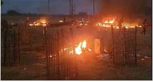 माओवादियों ने हमला कर लातेहार रेल पटरी निर्माण कंपनी साइट पर बड़ी- बड़ी मशीनों में आग लगा दी 