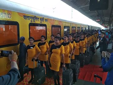 अब भारतीय रेलवे एरोप्लेन की तर्ज पर होस्टेस वाली ट्रेनों को चलाने की तैयारी में जुटा 