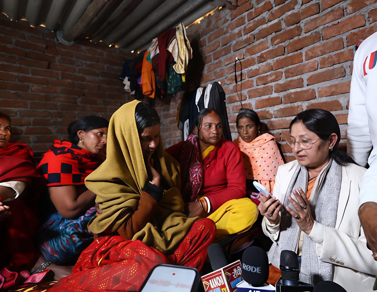 Union-Minister-for-Women-and-Child-Development-Annapurna-Devi-met-with-the-families-of-the-missing-children-in-Dhurwa-and-assured-them-of-all-possible-assistance