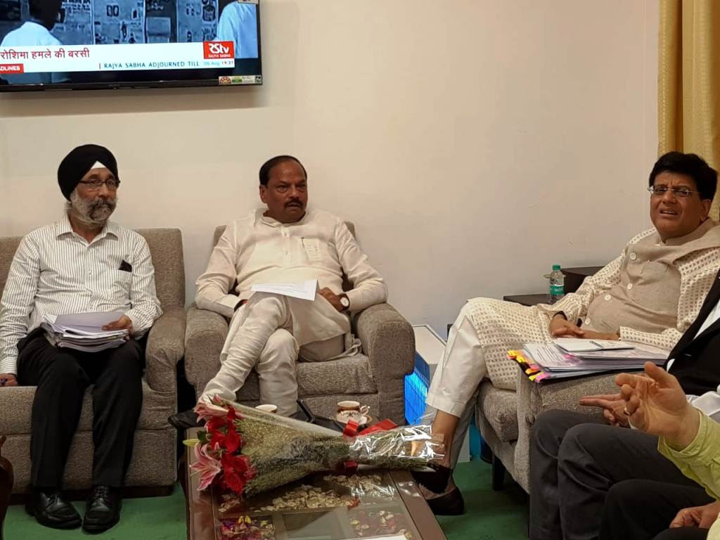 राज्य में रेलवे की अधूरी पड़ी परियोजनाओं के संबंध में मुख्यमंत्री ने रेल मंत्री के साथ भेंट-वार्ता की