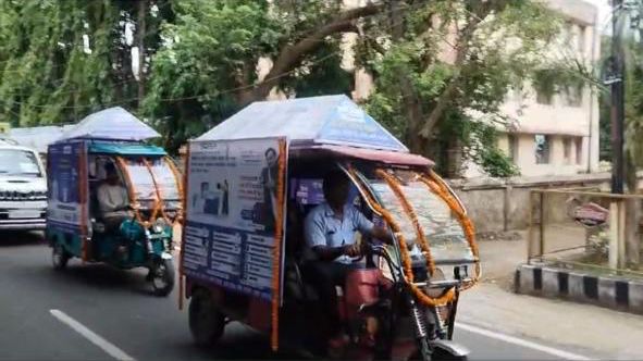 मतदाता जागरूकता हेतु टुकटुक वाहन दुमका जिला के सदर एवं ग्रामीण क्षेत्रों में चलाई जा रही है
