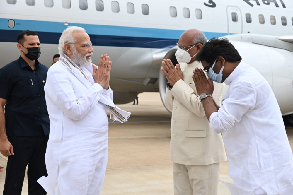देवघर एयरपोर्ट  में मुख्य मंत्री हेमंत सोरेन ने प्रधान मंत्री नरेंद्र मोदी का स्वागत किया, बाबा बैद्यनाथ धाम का मॉडल स्वरूप प्रदान किया