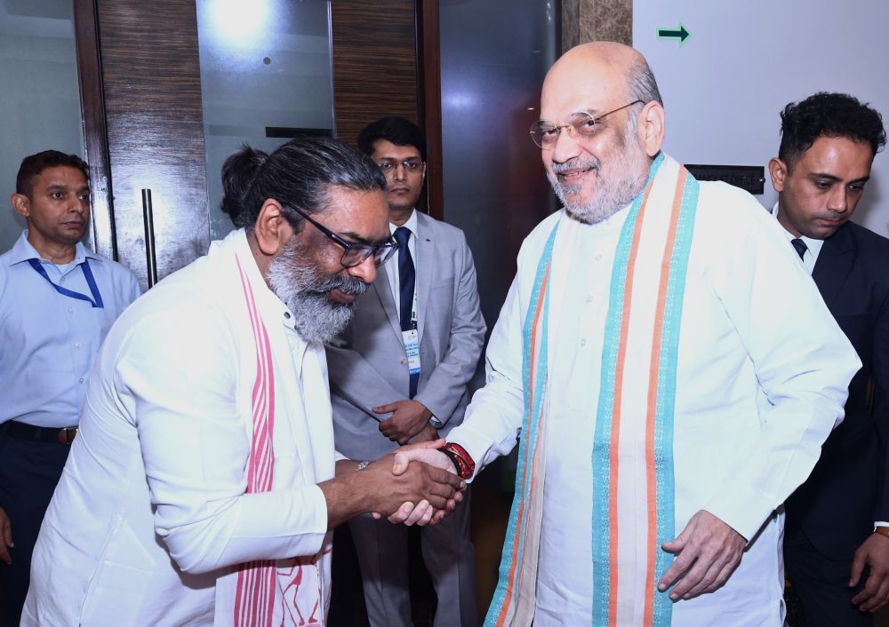 Chief-Minister-Hemant-Soren-welcoming-Amit-Shah-at-Hotel-Radisson-Blu-in-Ranchi