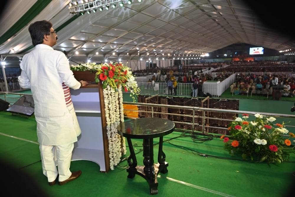 मुख्यमंत्री हेमंत सोरेन ने २२ वे राज्य स्थापना दिवस के मौके पर आयोजित मुख्य समारोह में राज्य वासियों को दिए कई तोहफे