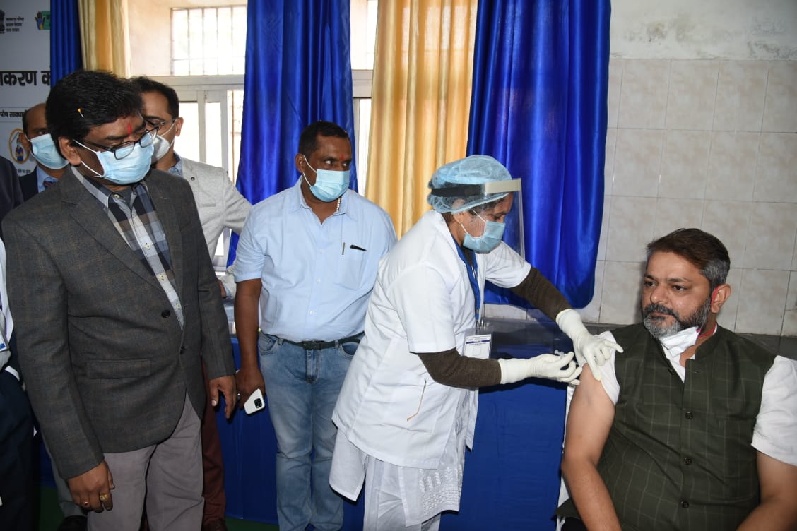 झारखंड  में टीकाकरण की शुरुआत, हर जिले में सफाईकर्मी को लगाया गया पहला टीका