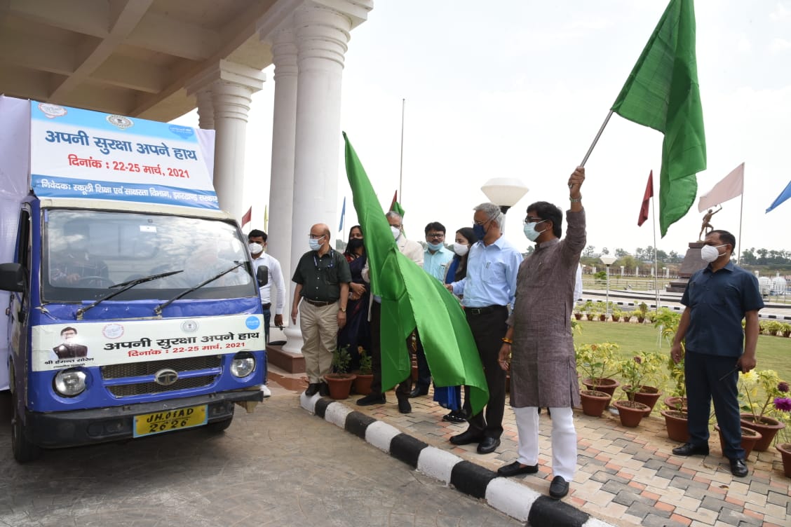  मुख्यमंत्री  'अपनी सुरक्षा अपने हाथ' जागरूकता रथ को हरी झंडी दिखाकर रवाना किया।