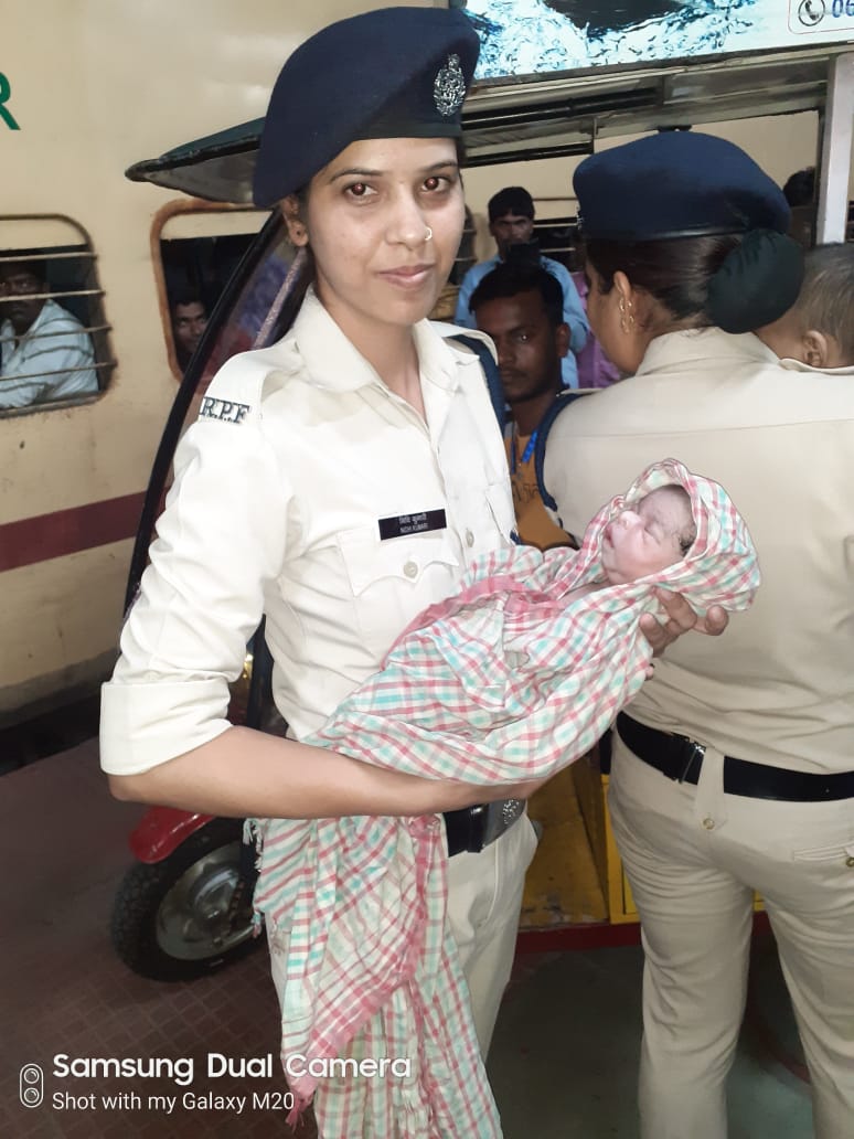 राँची से सटे हटिया स्टेशन पर महिला यात्री का सुरक्षित प्रसव ट्रेन में ही करवाया गया