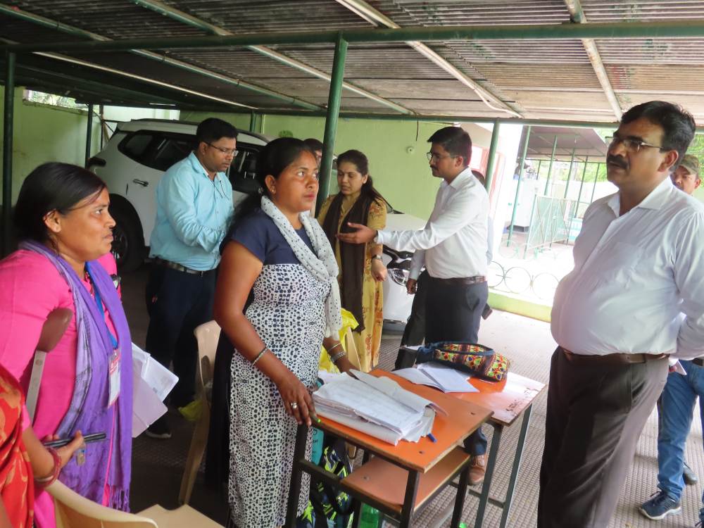 मुख्य निर्वाचन पदाधिकारी ने बोकारो के विभिन्न मतदान केन्द्रों का किया निरीक्षण