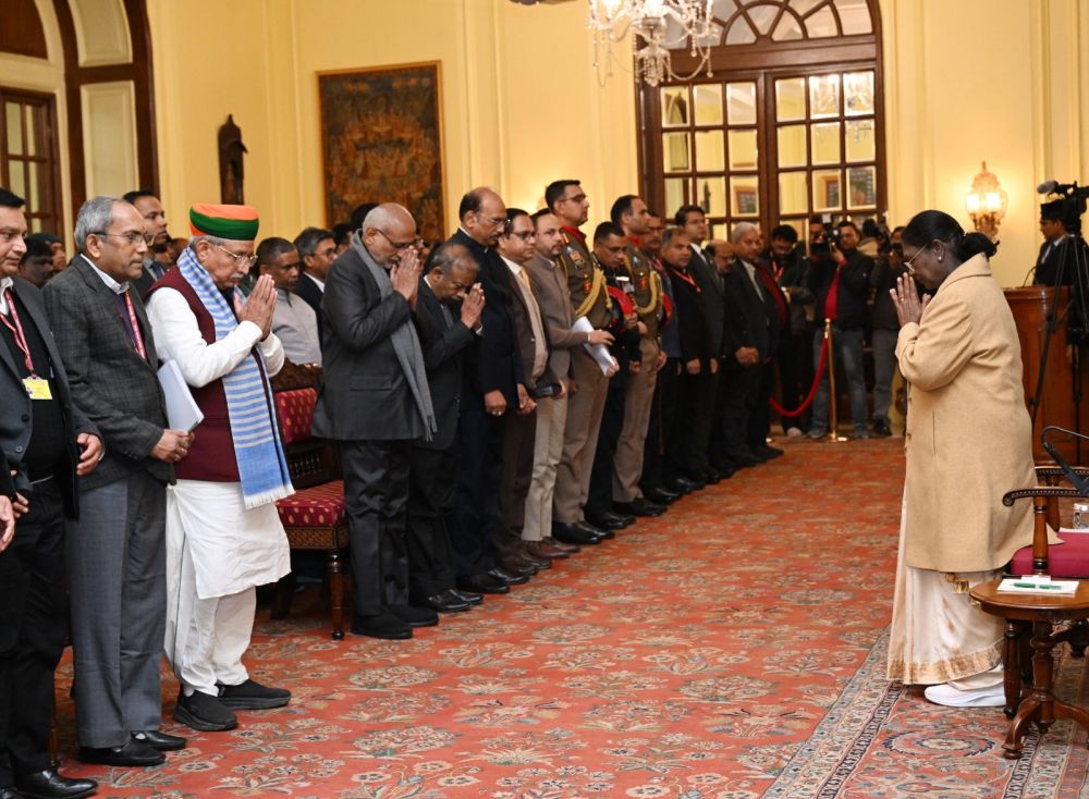 राष्ट्रपति ने संथाली भाषा में भारत का संविधान जारी किया