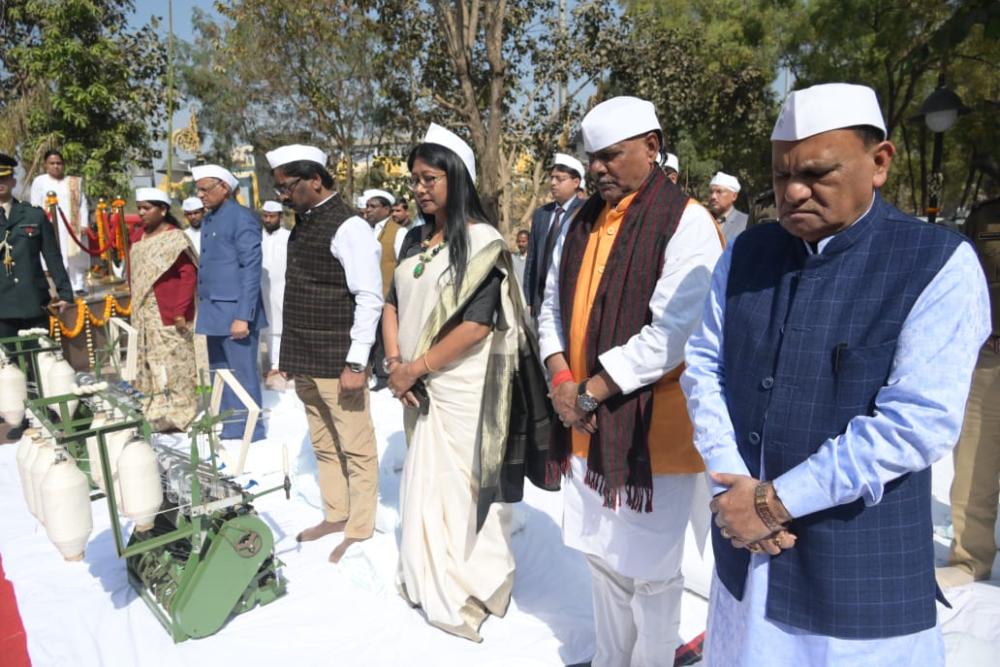 Governor-Ramesh-Bais-and-Chief-Minister-Hemant-Soren-paid-tribute-to-the-Father-of-the-Nation-Mahatma-Gandhi