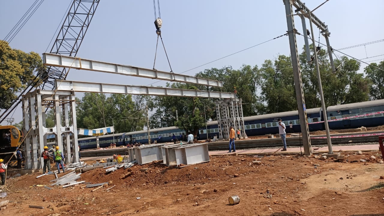गोविन्दपुर रोड स्टेशन में फुट ओवर ब्रिज के निर्माण के लिए गार्डर लॉन्चिंग