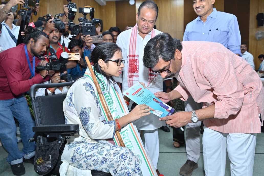Chief-Minister-Hemant-Soren-formally-handed-over-appointment-letters-to-262-candidates