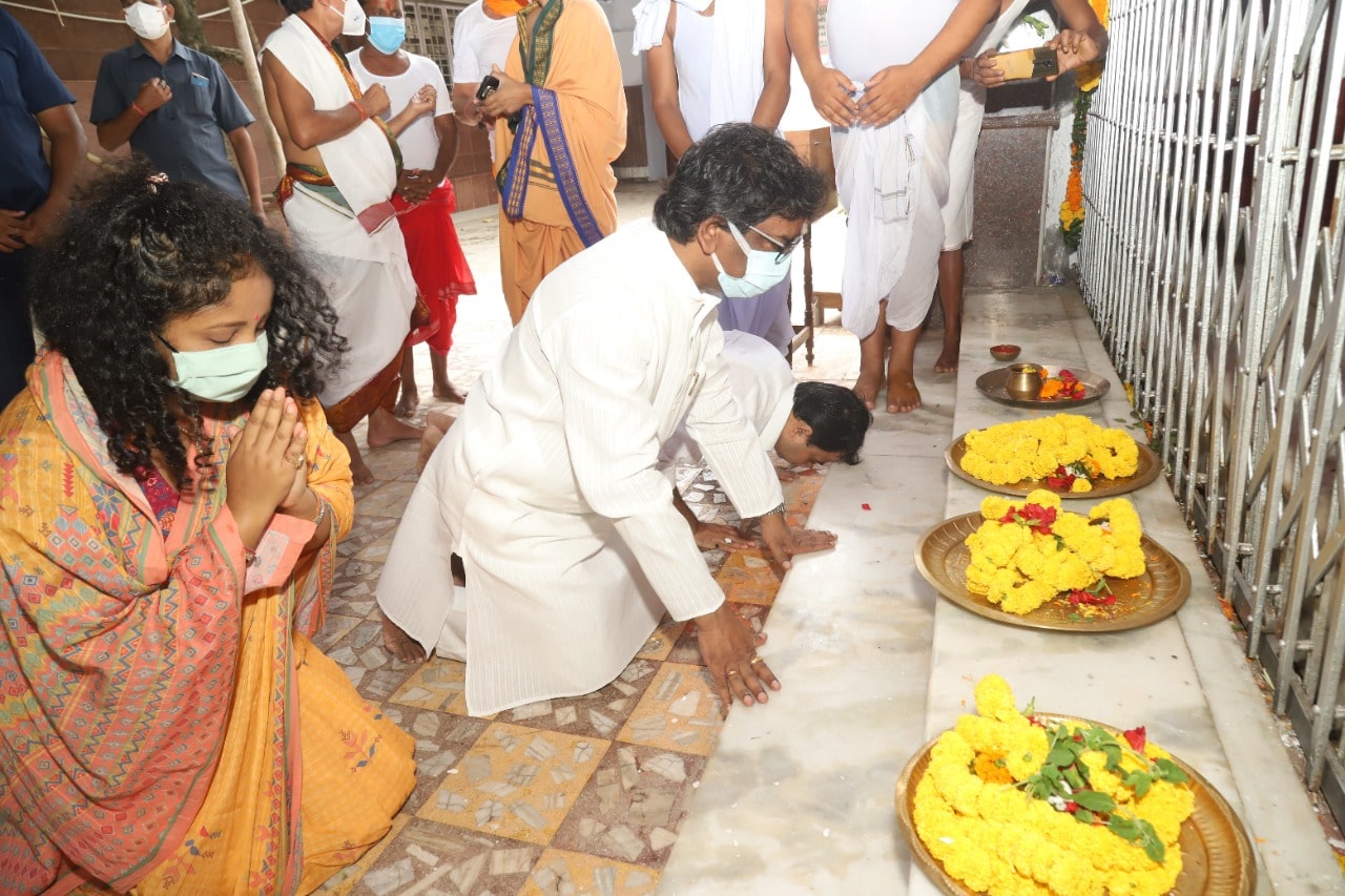 मुख्यमंत्री हेमन्त सोरेन अपनी धर्मपत्नी कल्पना सोरेन के साथ जगन्नाथ मंदिर पहुंचकर पूजा-अर्चना की