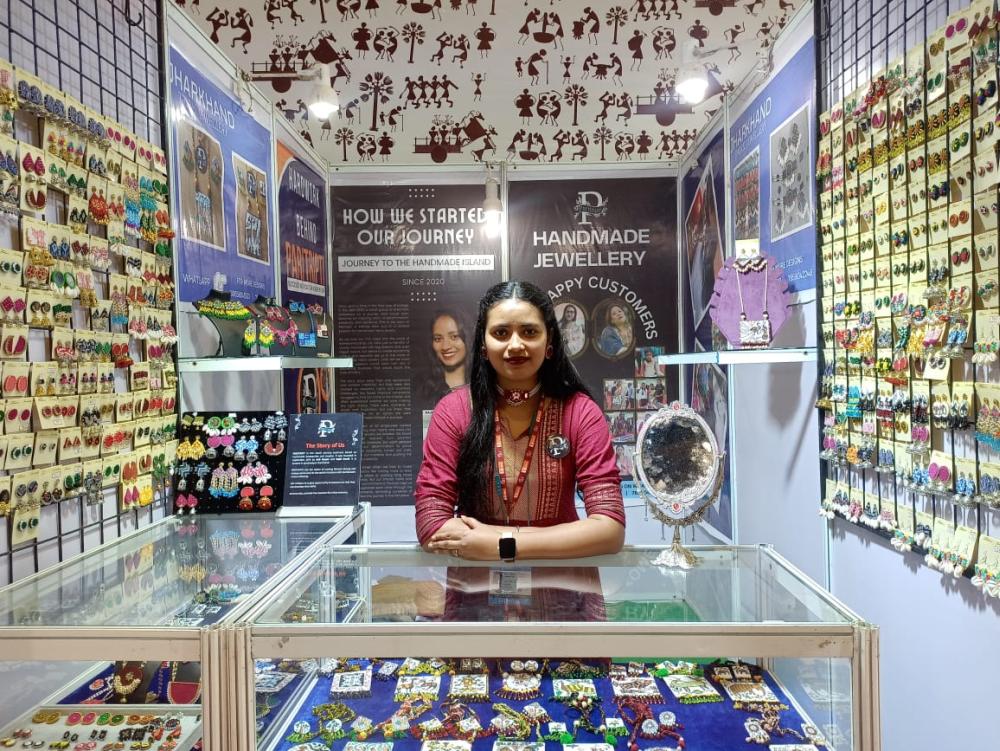 झारखंड पवेलियन, नई दिल्ली में खूब पसंद की जा रही है फैब्रिक पर ट्राइबल पेंटिंग की ज्वेलरी