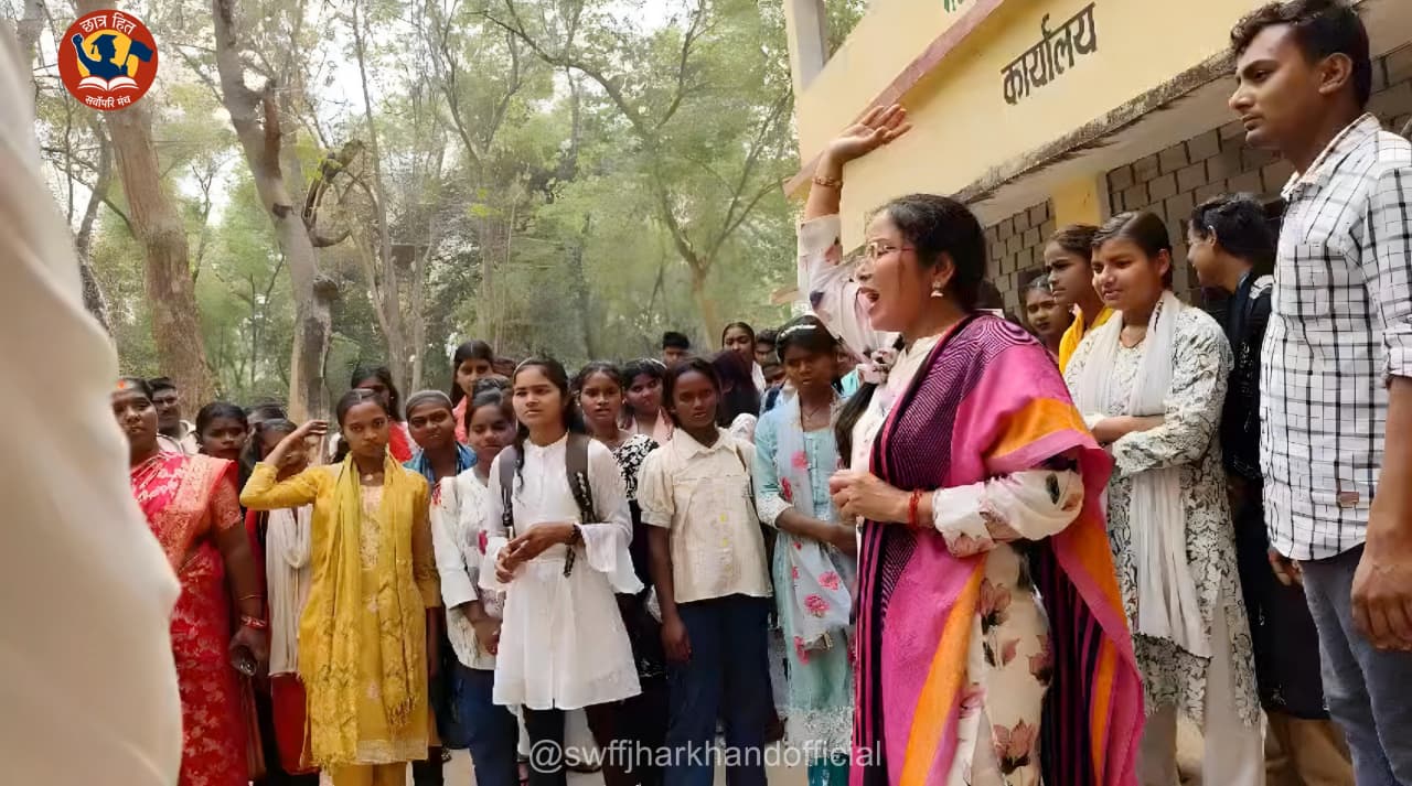 Student-Welfare-Forum-Peaceful-protest-in-Palamu-after-395-Class-11-students-did-not-receive-their-admit-cards-college-locked