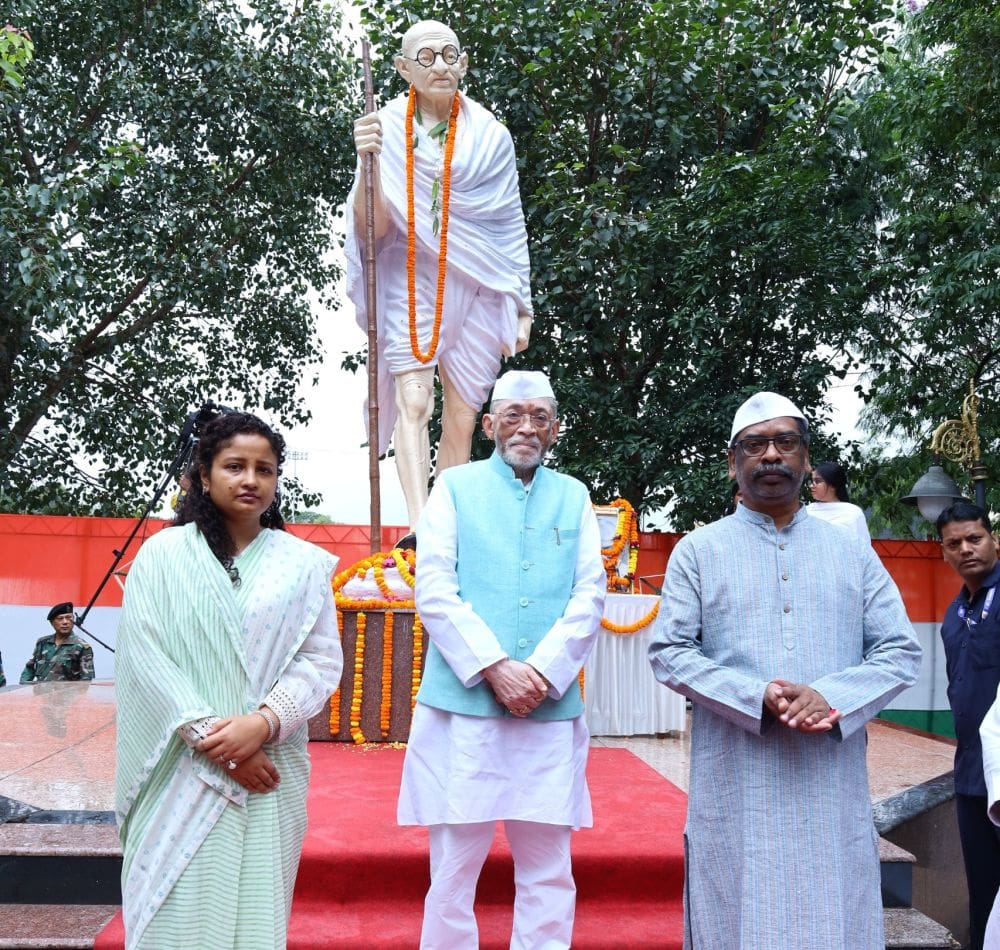 Governor-Santosh-Kumar-Gangwar-CM-Hemant-Soren-and-MLA-Kalpana-Soren-garlanded-the-statue-of-Father-of-the-Nation-Mahatma-Gandhi.