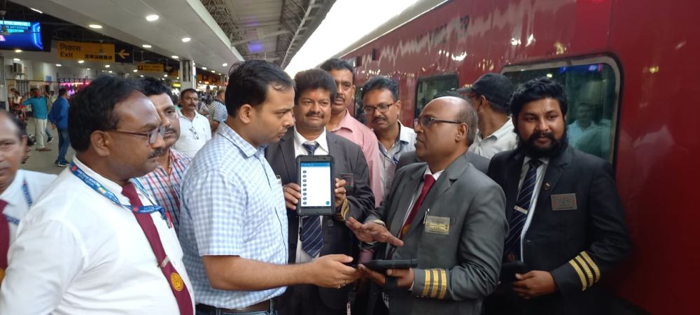 राँची - राजधानी एक्सप्रेस के ट्रेन अधीक्षक को हैंड हेल्ड डिवाइस प्रदान किया गया 
