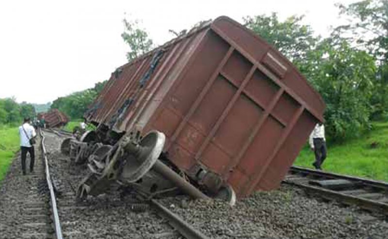 पलामू जिले में कोयला लदे मालगाड़ी का पिछला हिस्सा पटरी से उतर गया, कई ट्रेन घंटो से अलग-अलग स्टेशनों पर फंसी हुई हैं
