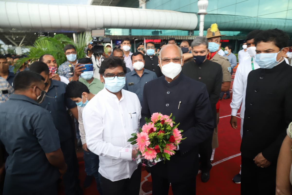 झारखंड के मनोनीत राज्यपाल रमेश बैस रांची पहुंचे,मुख्यमंत्री हेमंत सोरेन ने बिरसा मुंडा एयरपोर्ट पहुंच कर उनका स्वागत किया