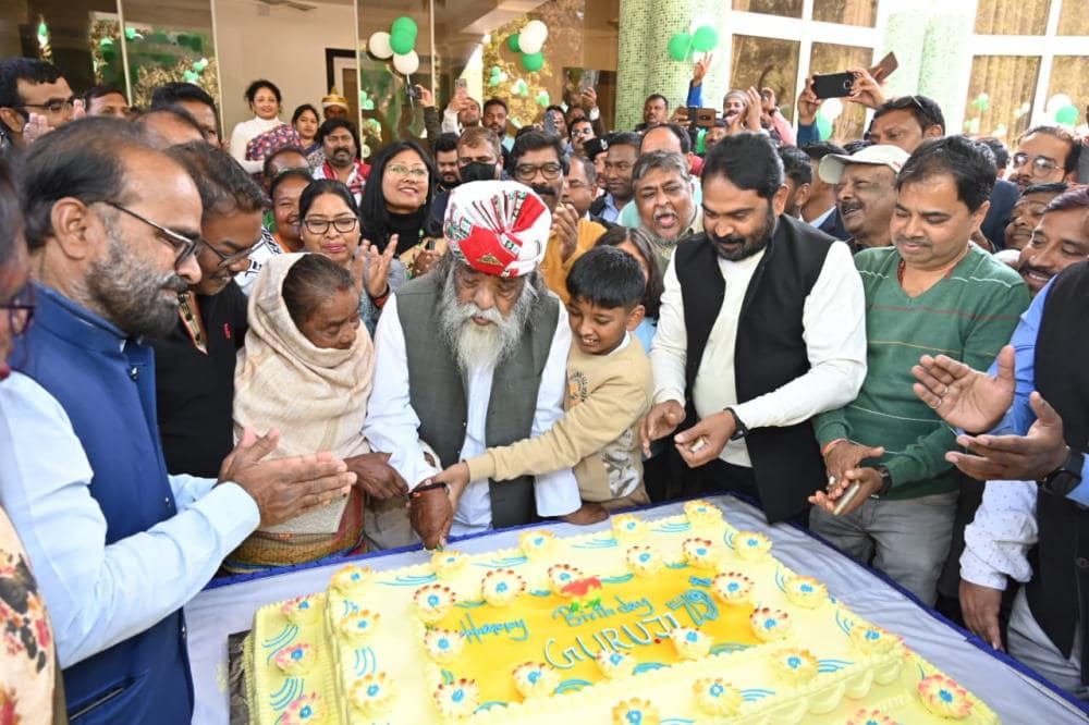 झारखंड के मुख्य मंत्री हेमंत सोरेन अपने पिता शिबू सोरेन के जन्मदिवस के अवसर पर खूब हंसते दिखाई दिये