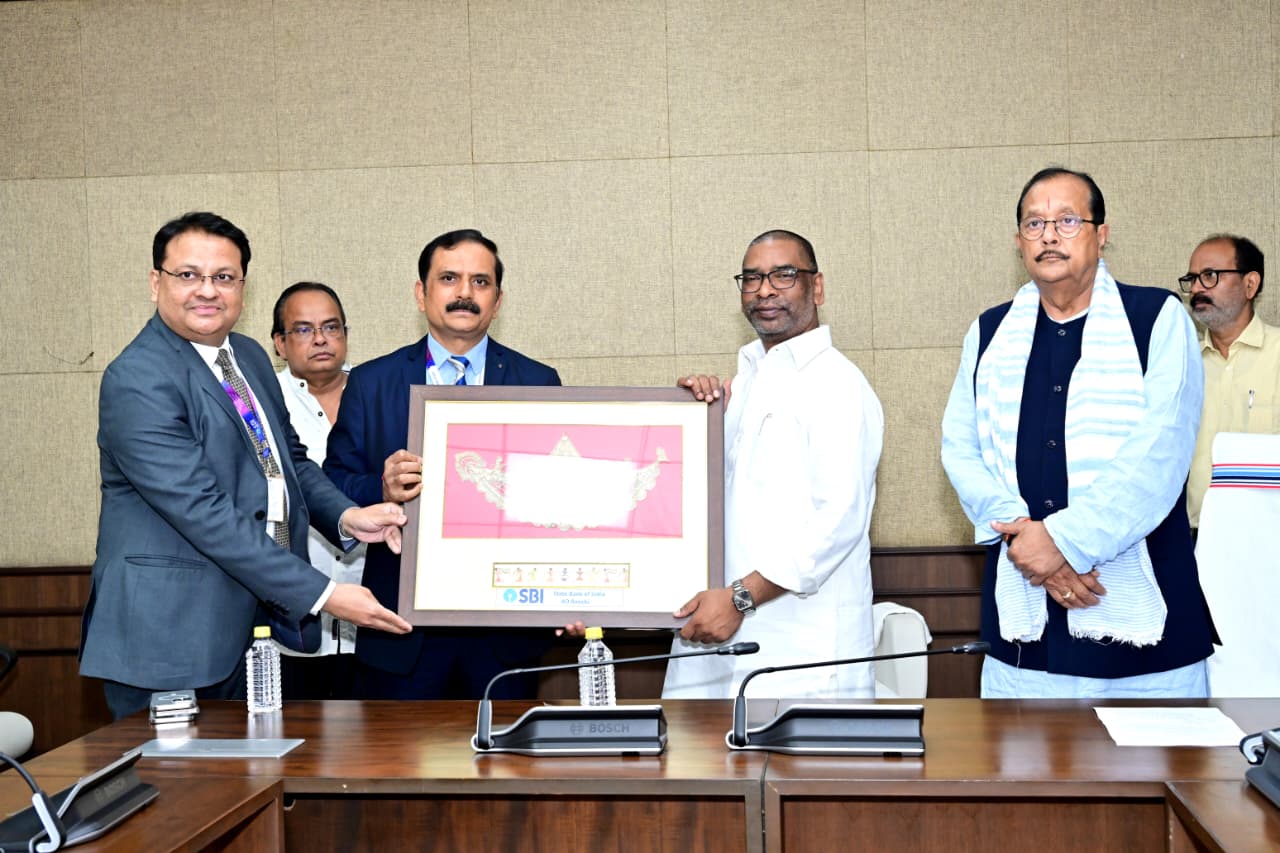 Cm-Hemant-Soren-handed-over-cheque-of-Rs-1-crore-each-to-the-families-of-three-state-government-employees-who-died-in-the-accident