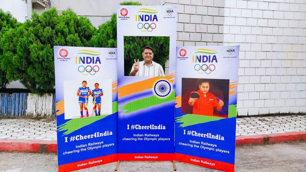 टोक्यो ओलंपिक 2020 में भारत के खिलाड़ियों को और प्रोत्साहित करने के लिए  रेल प्रबंधक ने बनाया 'cheer for India' सेल्फी प्वाइंट 