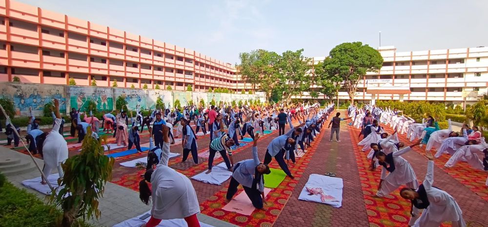 आर.टी.सी. बी.एड. कालेज, रांची के प्रांगण मे 250 विद्यार्थियों एवं कर्मियों ने 8वां अंतरराष्ट्रीय योग दिवस 2022 को सामूहिक योग कर  मनाया