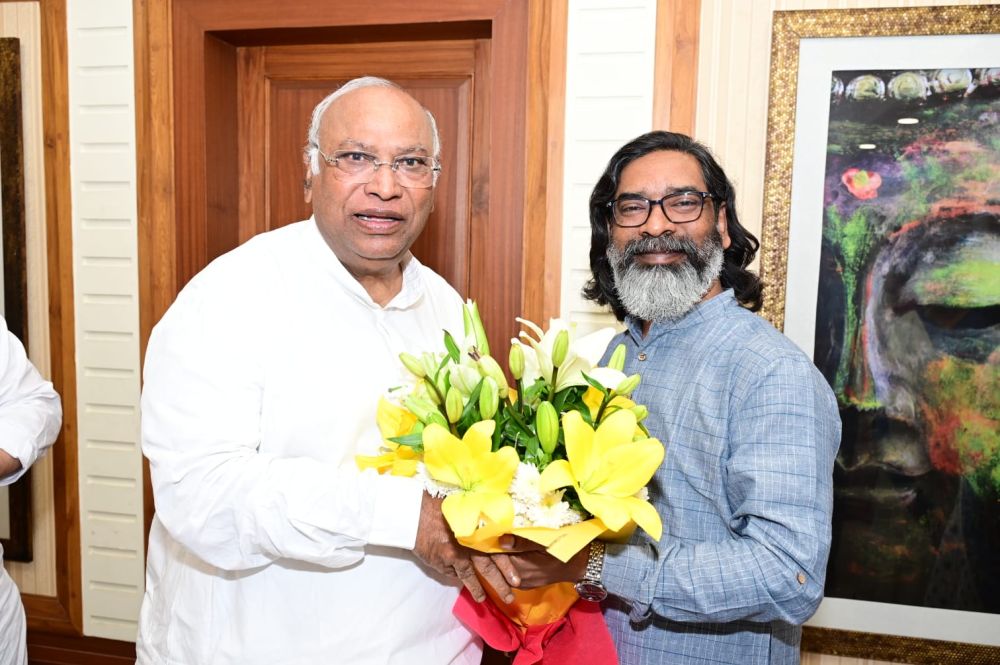 Hemant-Soren-and-Kalpana-Soren-Congress-Mallikarjun-Kharge-and-K-C-Venugopal-discussed-various-issues-in-Ranchi