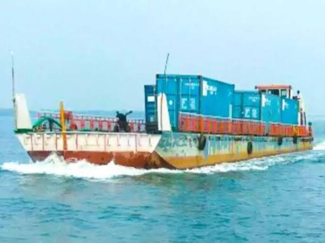 झारखंड के साहिबगंज में गंगा नदी से चला मालवाहक जहाज पलटा, पांच ट्रक पलटा और डूबा