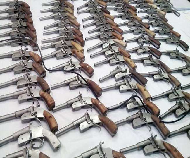 जमशेदपुर में हथियारों के जखीरे के साथ 10 अपराधियों को गिरफ्तार 