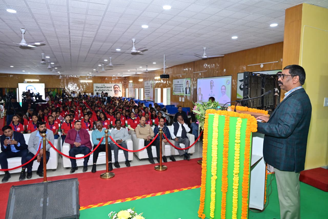 मुख्यमंत्री हेमन्त सोरेन ने 'दिशोम गुरु शिबू सोरेन इंजीनियरिंग (JEE) एवं मेडिकल (NEET) कोचिंग संस्थान' का किया उद्घाटन 