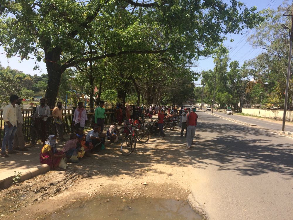 टीकाकरण अभियान राँची मे मोरहाबादी स्थित बापू वाटिका के समक्ष काउंटर बनाकर लोगों को टीका लगाया जा रहा 