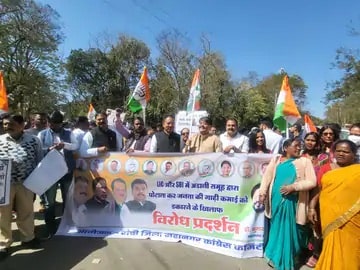 In-Ranchi-Congress-Grace-took-to-the-streets-in-an-attempt-to-put-the-Modi-government-in-the-dock-on-the-pretext-of-Adani-Group