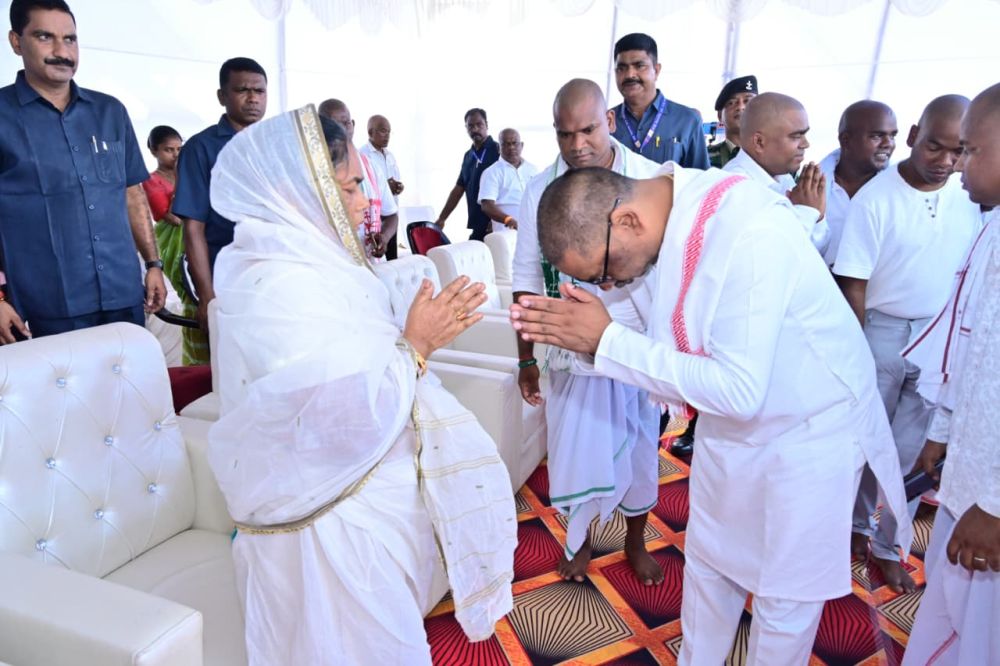 Chief-Minister-Hemant-Soren-along-with-his-wife-and-MLA-Kalpana-Soren-attended-the-Sanskar-Bhoj-of-late-Ramdas-Soren