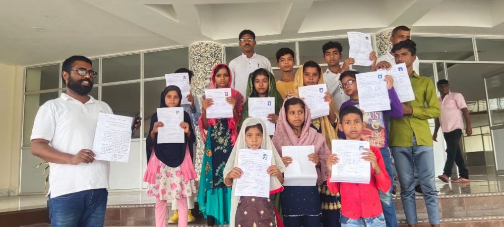 झारखंड के सरकारी स्कूल के प्रधानाध्यापक ने 12 गरीब अल्पसंख्यक बच्चों का नामांकन नहीं किया,लोग नाराज़ 