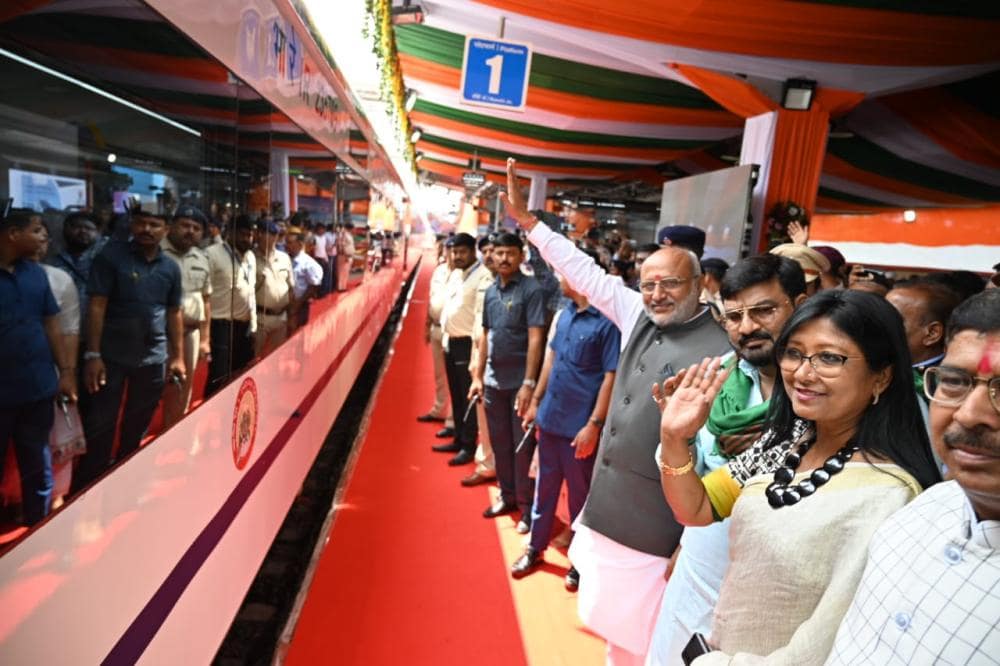 'वंदे भारत ट्रेन' देश की प्रगति और उसके रेलवे बुनियादी ढांचे के आधुनिकीकरण की प्रतिबद्धता का प्रमाण है: राज्यपाल