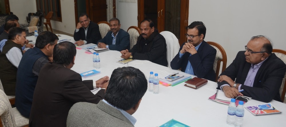 मुख्यमंत्री रघुवर दास ने अपने आवास पर सेंट्रल रेलवे बोर्ड के चेयरमेन के साथ राज्य के विभिन्न परियोजनाओं के संबंध में बैठक की