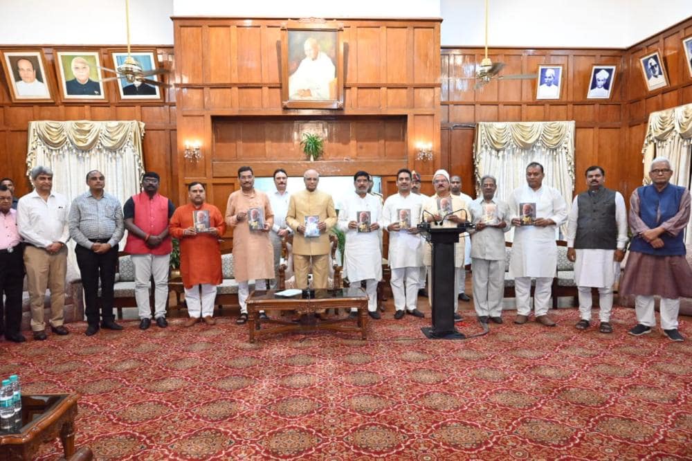 झारखंड के राज्यपाल प्रधानमंत्री नरेंद्र मोदी के जन्मदिन के अवसर पर उनके जीवन  पर आधारित 'मोदी@ 20 पुस्तक' का विमोचन किया
