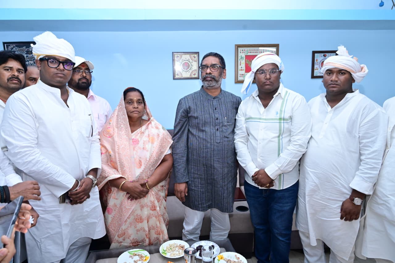 Cm-soren-reaches-alargo-village-in-chandpura-block-bokaro-district