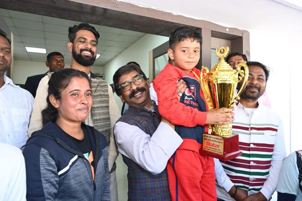 Players-of-Godda-winners-of-Jharkhand-s-state-level-sub-junior-netball-competition-met-the-Chief-Minister