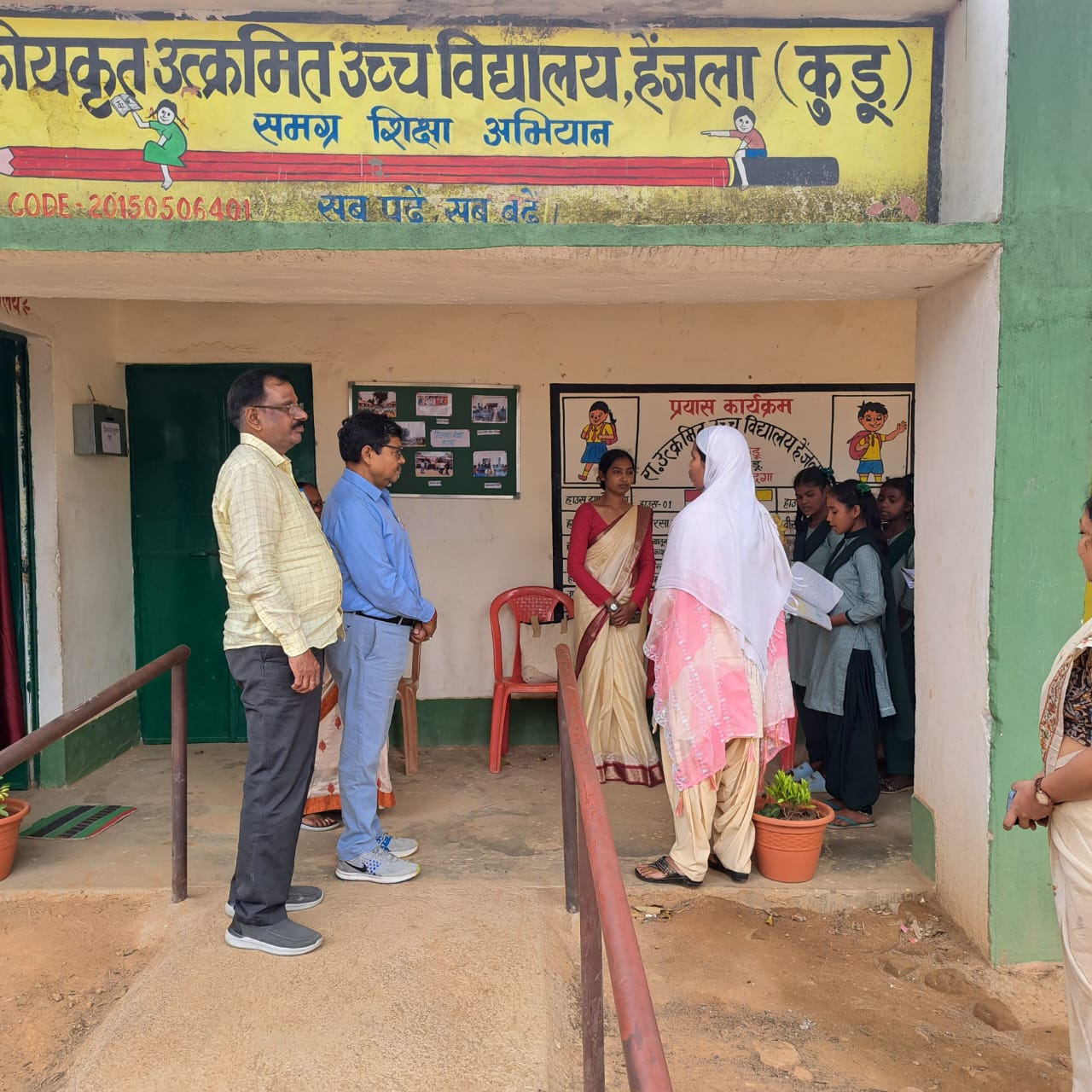 Jharkhand-s-campaign-to-motivate-voters-for-ethical-voting-Chief-Electoral-Officer-inspected-the-polling-station-of-Gumla
